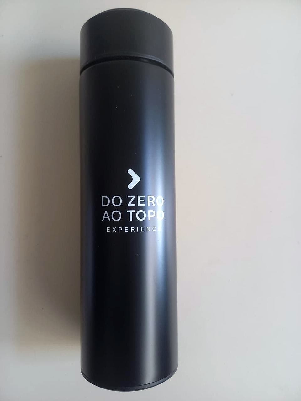 Garrafa térmica preta com a marca 'Do Zero ao Topo Experience' em branco.