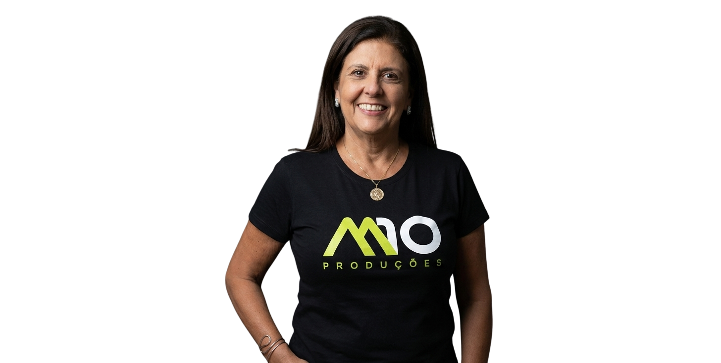 Retrato de Helena Monteiro de Paula sorrindo, de braços ao lado do corpo, vestindo camiseta preta com logo M10.
