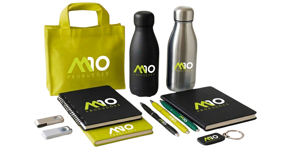Kit de brindes com a marca M10 Produções: ecobag lima, duas garrafas, cadernos, canetas, pendrives e chaveiro.